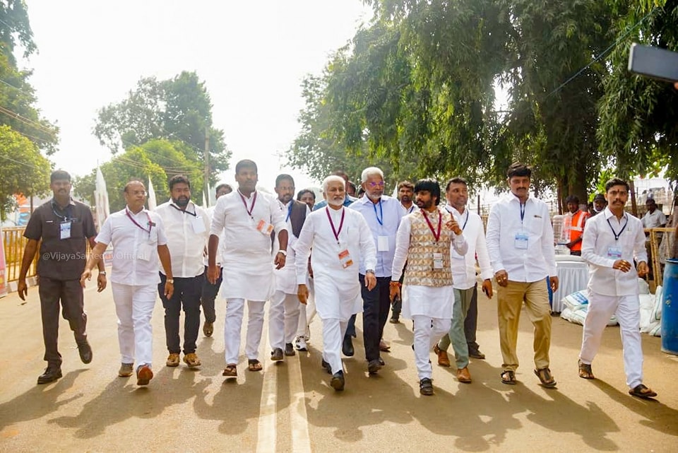 విశాఖలో ప్రధాని సభ ఉత్సాహంగా ప్రారంభమైంది. అంతకుముందు ఏర్పాట్లను పర్యవేక్షిస్తూ.. సభకు వచ్చిన జనాన్ని పలకరిస్తూ..