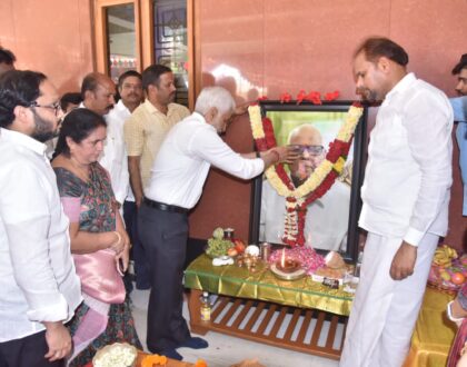 తండ్రిని కోల్పోయిన బాధలో ఉన్న విజయనగరం జిల్లా ప్రజా పరిషత్ చైర్మన్ మజ్జి శ్రీనివాసరావు(చిన్న శ్రీను) గారిని ఈరోజు ఆయన నివాసంలో పరామర్శించడం జరిగింది.