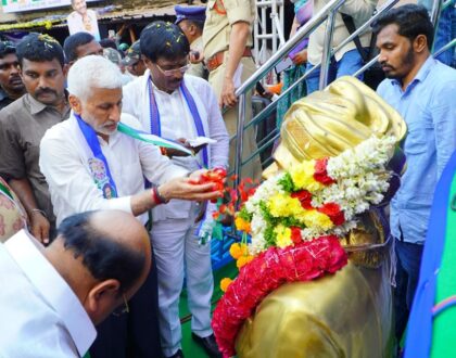 వైయస్ఆర్ కాంగ్రెస్ పార్టీ సామాజిక సాధికార యాత్రలో భాగంగా ఈరోజు మంగళగిరి నియోజకవర్గం మిద్దె సెంటర్ లో జరిగిన బహిరంగ సభ దృశ్యాలు.