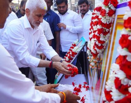 సామాజిక సాధికార బస్సు యాత్రలో భాగంగా ఈరోజు తిరుపతి జిల్లా గూడూరు నియోజకవర్గం కోట గ్రామంలో జరిగిన బహిరంగ సభ దృశ్యాలు.