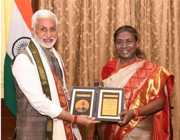 With Hon’ble President of India on receipt of Sansad Maharatna Award in Rashtrapati Bhavan..