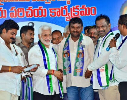 సిఎం జగన్ గారి పాలనకు ఆకర్షితులై కందుకూరు రూరల్ పలుకూరు గ్రామంలో టిడిపికి చెందిన 20 కుటుంబాలు వైఎస్సార్‌ కాంగ్రెస్‌ పార్టీలో చేరేందుకు ముందుకు వచ్చాయి.