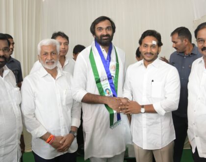 నెల్లూరు భవిష్యత్తు కోసం జగనన్న వెంట నడవాలని నిర్ణయించుకుని తన అనుచరులతో సహా ఈరోజు సీఎం వైఎస్ జగన్ గారి సమక్షంలో వైఎస్సార్సీపీలో చేరిన నెల్లూరు జనసేన పార్టీ అధ్యక్షుడు, యువనేత చెన్నారెడ్డి మనుక్రాంత్ రెడ్డి గారు.