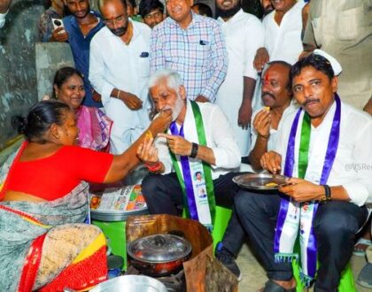 ఎన్నికల ప్రచారంలో భాగంగా నెల్లూరు సిటీ 16వ డివిజన్ లో ఈరోజు ఎమ్మెల్యే అభ్యర్థి శ్రీ ఎండీ ఖలీల్ అహ్మద్ గారితో కలిసి ఇంటింటా ప్రచారం నిర్వహించాం.