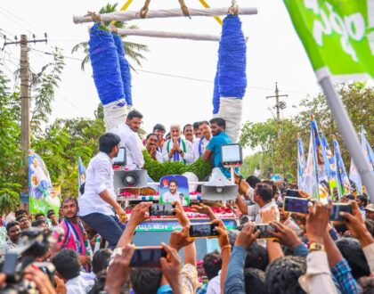 ఎన్నికల ప్రచారంలో భాగంగా ఈరోజు కావలి నియోజకవర్గం అల్లూరు మండల కేంద్రంలో రాజ్యసభ సభ్యులు శ్రీ బీద మస్తాన్ రావు, ఎమ్మెల్యే అభ్యర్థి శ్రీ రామిరెడ్డి ప్రతాప్ కుమార్ రెడ్డిల‌తో క‌లిసి ఇంటింటా ప్ర‌చారం నిర్వహించాం.