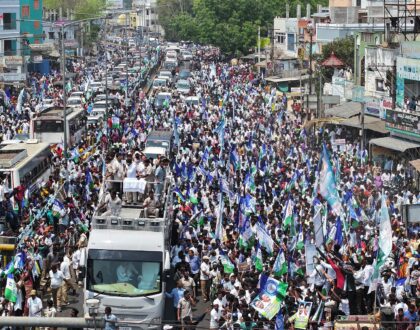 తమ ప్రియతమ నాయకుడు, ముఖ్యమంత్రి శ్రీ వైఎస్ జగన్‌ గారి ప్రసంగం వినేందుకు, ఆయనకు మద్దతుగా నిలబడేందుకు వచ్చిన వేలాదిమందితో ఈరోజు కృష్ణా జిల్లాలోని కేసరపల్లి, గన్నవరం జనసముద్రాన్ని తలపించింది.