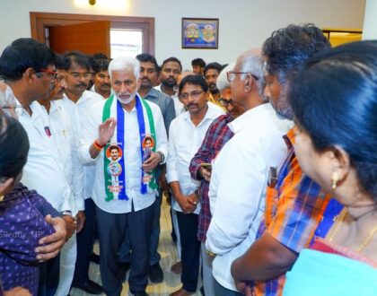 నెల్లూరు నగరంలోని బ్రాహ్మణ సంఘాల నాయకులు ఈరోజు నా కార్యాలయంలో నన్ను కలిశారు. ఈ సందర్భంగా వారి సమస్యలు సావధానంగా విని వాటి పరిష్కారానికి కృషి చేస్తానని హామీ ఇచ్చాను.